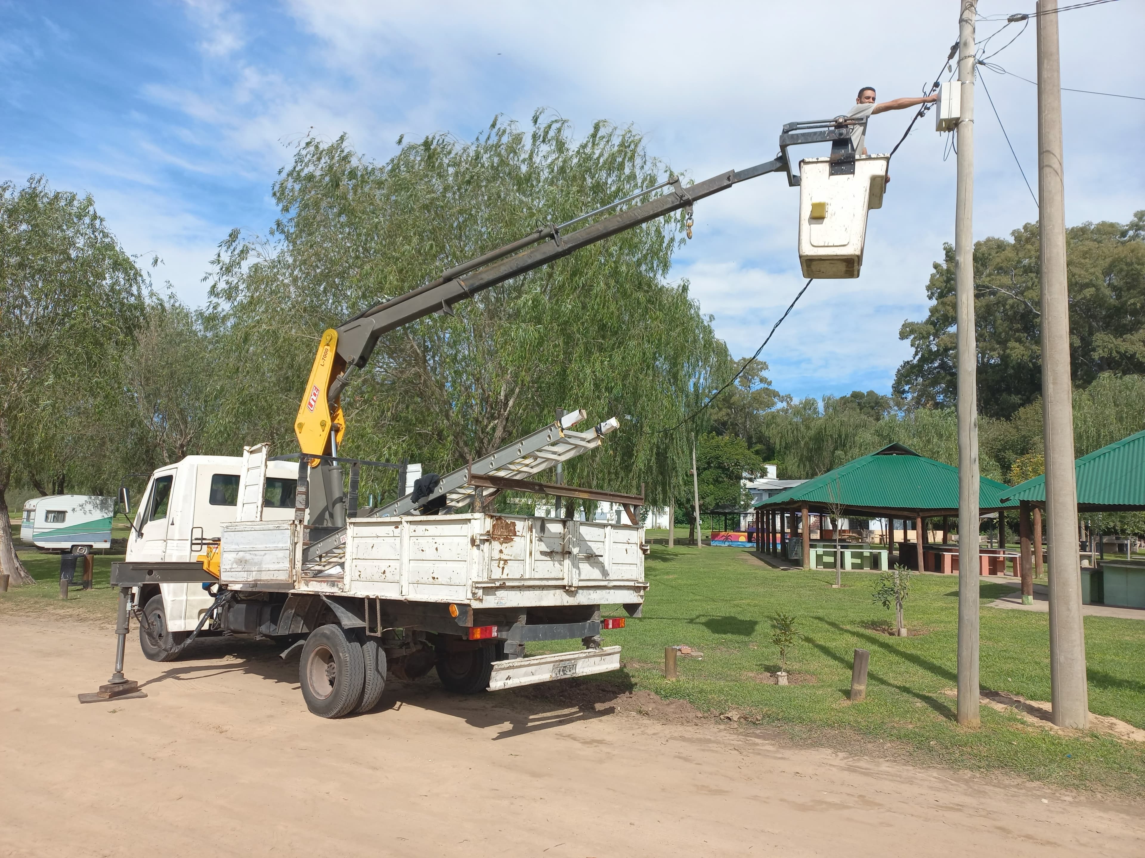Proyecto PPM Group — Grúa Hidráulica: Trabajos en altura con grúa hidráulica articulada: tendido eléctrico, instalaciones y movimiento de cargas.